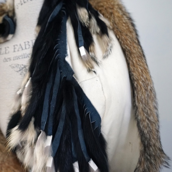 Virtual RUNWAY Collection Fox Wrap Poncho Fringe - Picture 6 of 6